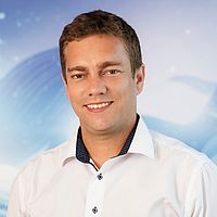 Pavel Čermák mit dunkelbraunem Haar & weißem Hemd