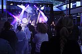 Jamming at the factory Sponsoring Bühne mit Band, davor feiernde Menschen