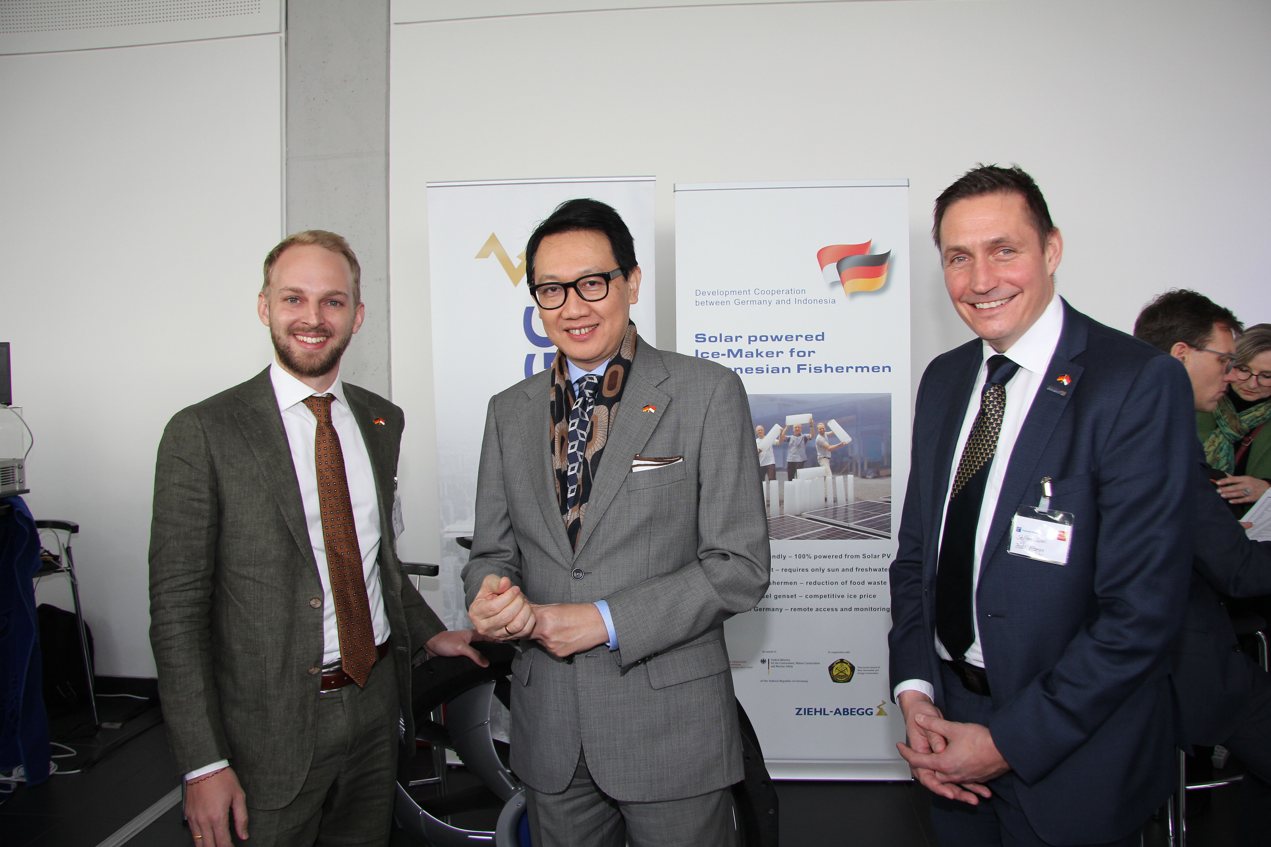 GIZ-Mitarbeiter Frank Stegmüller (links) und Steffen Sinn (Ziehl-Abegg) stellen dem Botschafter Indonesiens (Mitte), Arief Havas Oegroseno, den Solar Ice Maker vor. 