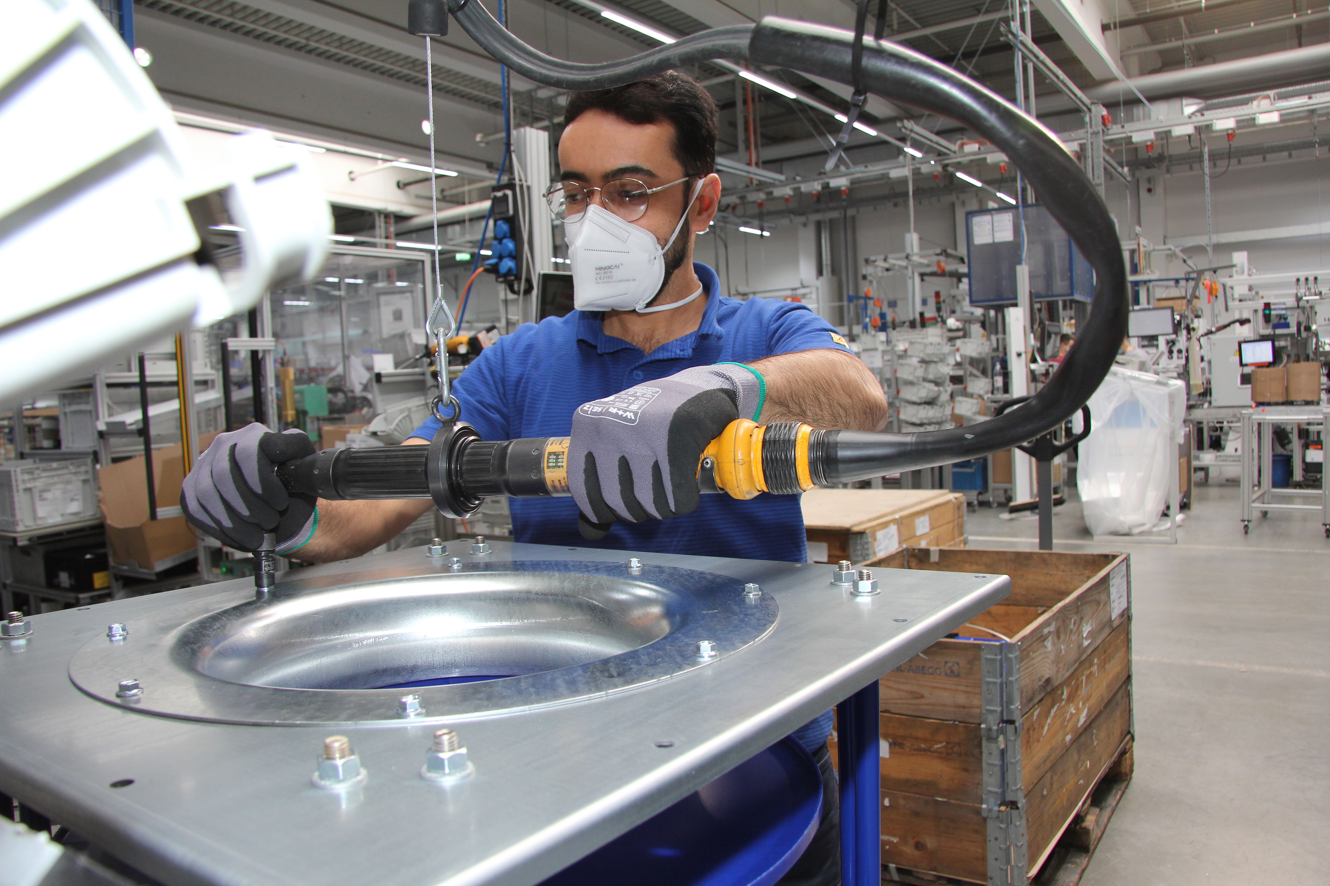 Ahmed Hamdi Hamodi fertigt bei Ziehl-Abegg einen EC-Ventilator im Werk Kupferzell im Norden Baden-Württembergs. Ahmed Hamdi Hamodi fertigt bei Ziehl-Abegg einen EC-Ventilator im Werk Kupferzell im Norden Baden-Württembergs.
