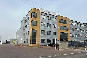 Gelb weißes ZIEHL-ABEGG Bürogebäude in Macierzysz, Polen