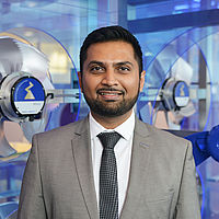 Dipen Patel Geschäftsführer ZIEHL-ABEGG Middle East Dipen Patel mit grauem Anzug & Krawatte & Bart