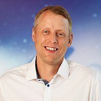 Tomáš Říha mit blondem Haar & weißem Hemd