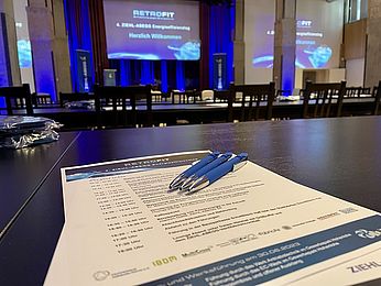 Energieeffizienztag Agenda des Energieeffizienztages auf Tisch in Veranstaltungsraum