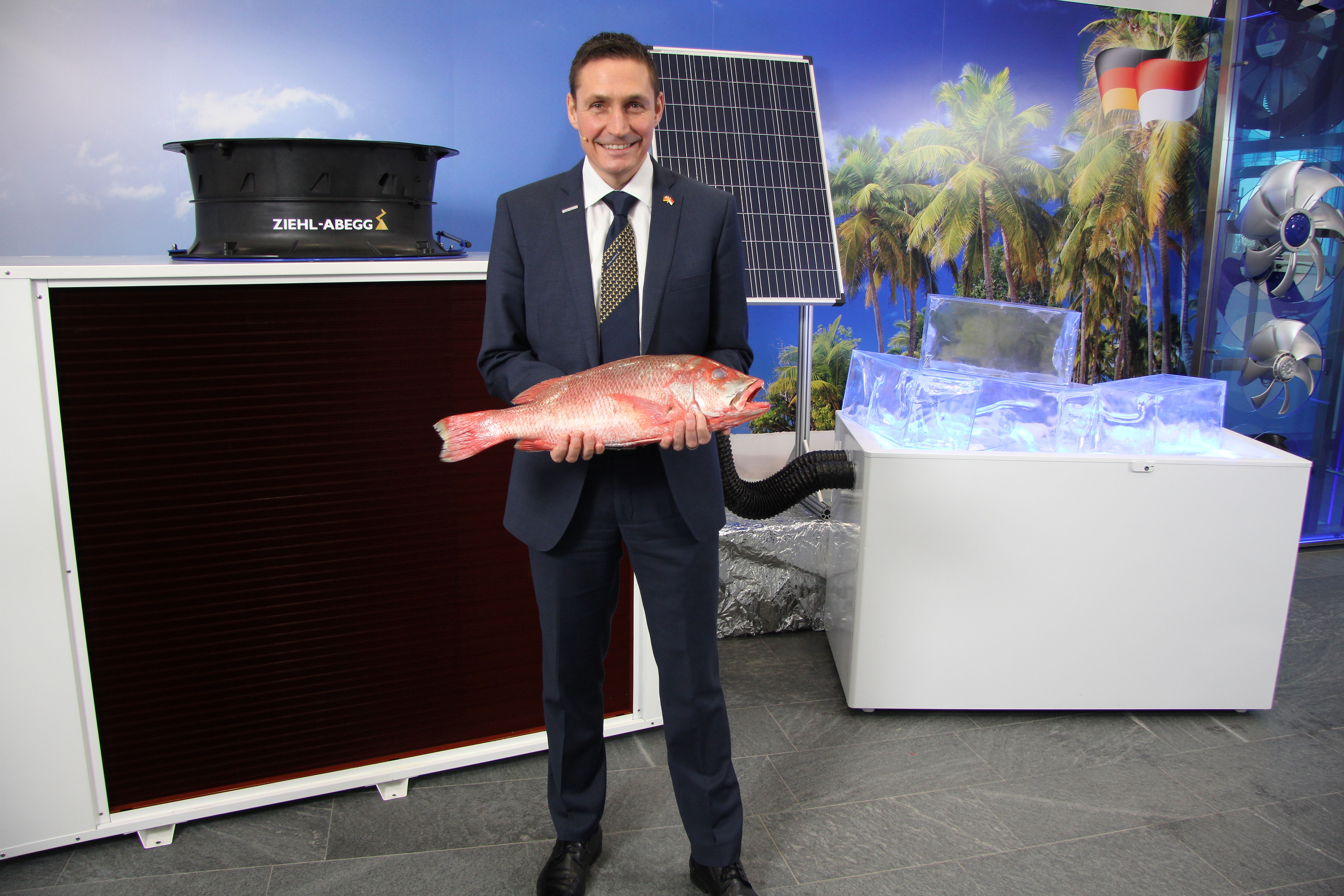 Steffen Sinn, Area Sales Manager Ziehl-Abegg, erklärt den Solar Ice Maker bei der Hannover Messe Preview 2021. 