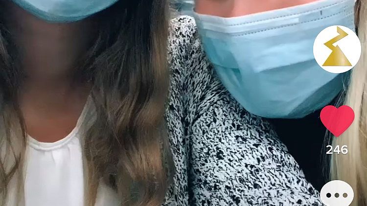 Sophie Grill und Rebecca Amlung freuen sich über die sehr gute Platzierung von Ziehl-Abegg beim Deutschen Preis für Onlinekommunikation. Dieser einzelne Clip wurde in knapp 4 Wochen 260.000 Mal angeschaut.