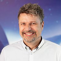 Tomáš Holík mit grauem Haar & weißem Hemd