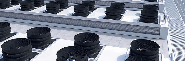 Retrofit Ventilatoren Viele schwarze ZIEHL-ABEGG Ventilatoren auf einem Dach