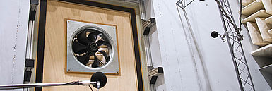 Prüfraum mit Ventialtor und Mikrofonen