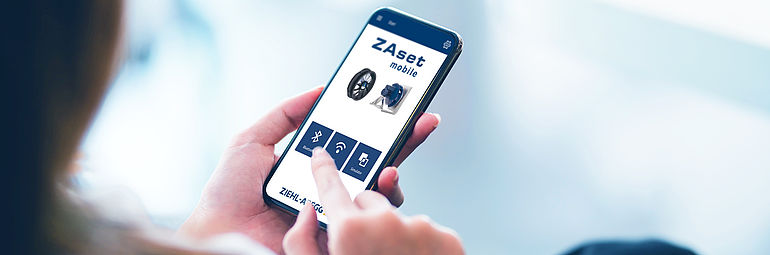 Software ZAset ZAset auf einem in der Hand gehaltenen Smartphone