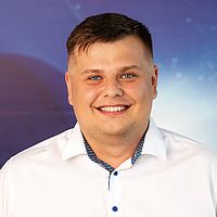 Tibor Jankovič mit braunem Haar & weißem Hemd