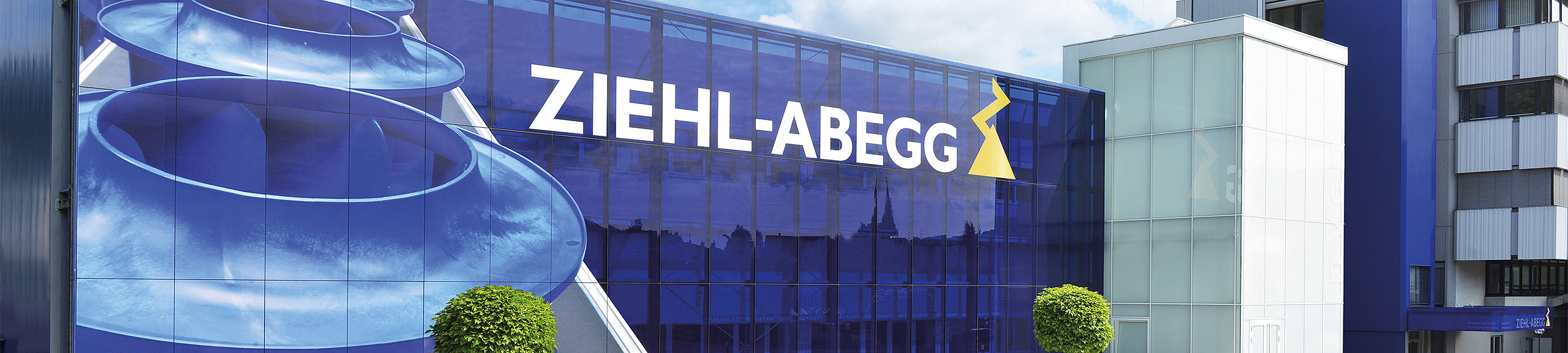 blaue Glasfront "Ziehl-Abegg"