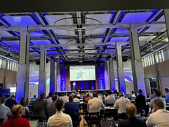 Veranstaltung Energieeffizienztag Teilnehmer des Energieeffizienztages & ein Speaker auf der Bühne