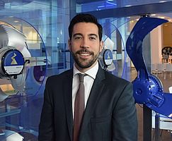 Alfredo Rodriguez Geschäftsführer ZIEHL-ABEGG Spanien Alfredo Rodriguez mit dunklem Anzug, Krawatte & Bart