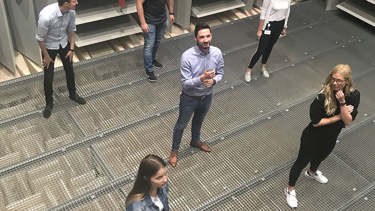 TikTok-Tanzaufstellung bei Ziehl-Abegg im weltgrößten kombinierten Mess- und Prüfstand für Ventilatoren in Künzelsau.