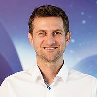 Miroslav Jozífek mit dunkelbraunem Haar & weißem Hemd
