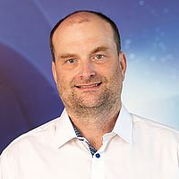 Tomáš Reček mit weißem Hemd & sehr kurzem Haar