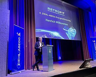 4. ZIEHL-ABEGG Energieeffizienztag Ein Speaker bei der Eröffnung des 4. Energieeffizienztages