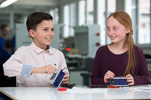 Maus Türöffnertag Zwei Kinder mit technischen Geräten