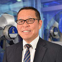 Masahiro Tsujimoto Geschäftsführer ZIEHL-ABEGG Japan Masahiro Tsujimoto mit Anzug, Krawatte & Brille