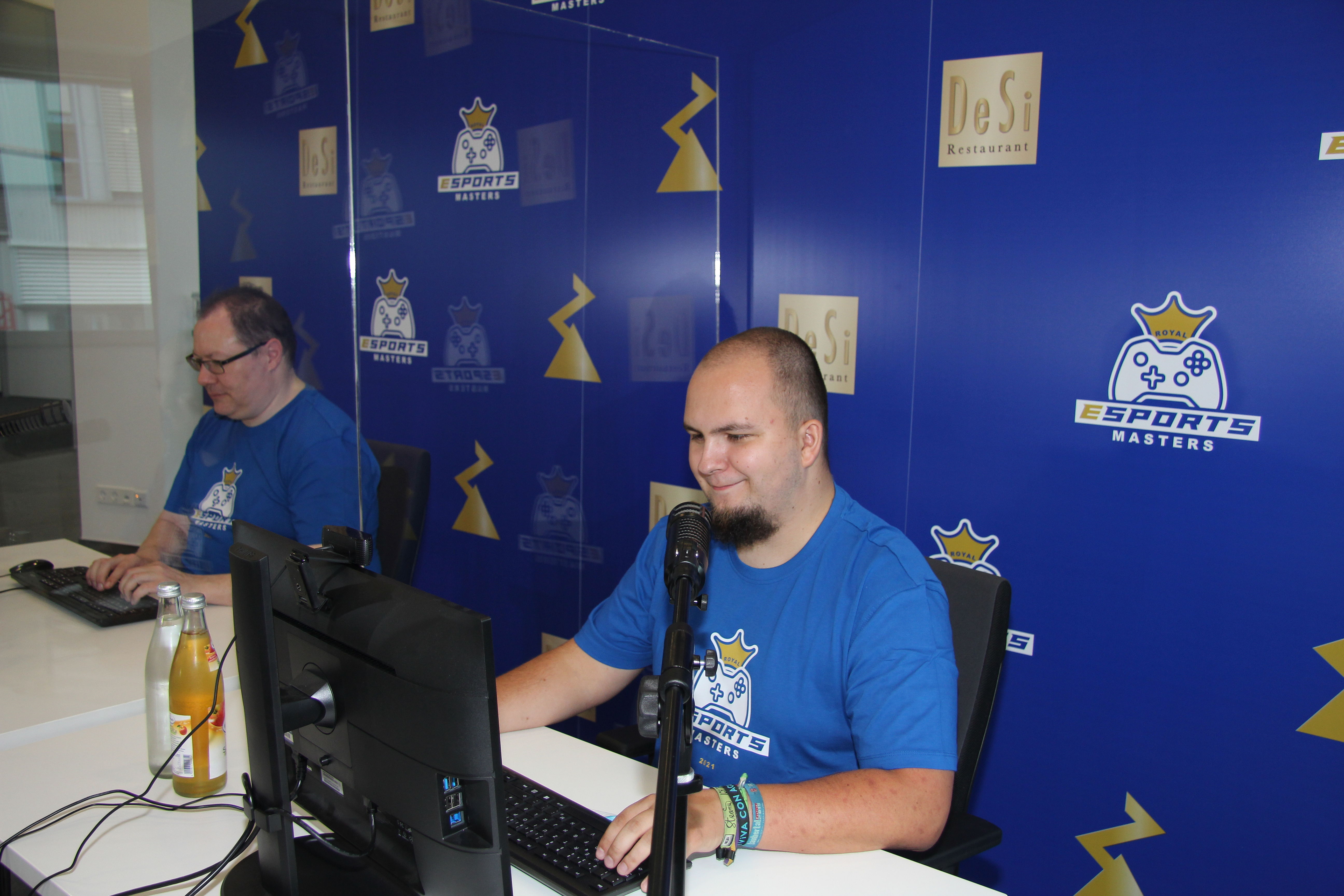 Holger M. Rößer (links) und Dennis Baumann kommentieren Mitte August die „Royal eSports Masters“ – ein eSports-Turnier in Rocket League und League of Legends. 