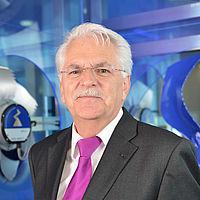Oskar Betschmann Geschäftsführer ZIEHL-ABEGG Schweiz Oskar Betschmann mit schwarzem Anzug & pinker Krawatte