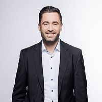 Thorsten Hartl Geschäftsführer ZIEHL-ABEGG Österreich Thorsten Hartl mit braunem Haar & Bart & Jacket