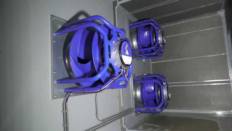 3 blaue Ventilatoren mit GR-Spinnen an einer Wand montiert