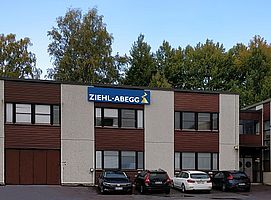 ZIEHL-ABEGG Finnland Braun graues Gebäude mit Fenstern von ZIEHL-ABEGG Finnland