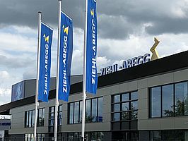 Längliches Gebäude von ZIEHL-ABEGG Niederlande mit Fahnen