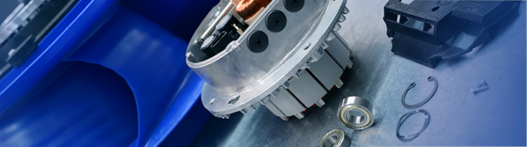 Kleine Ersatzteile vor einem Motor & einem Ventilator