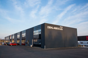 ZIEHL-ABEGG Dänemark Dunklegraues Gebäude mit Fenstern von ZIEHL-ABEGG Dänemark