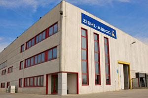 ZIEHL-ABEGG Italien Graues Gebäude mit Fenstern von ZIEHL-ABEGG Italien