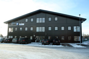 ZIEHL-ABEGG Schweden Schwarzes Gebäude von ZIEHL-ABEGG Schweden im Schnee