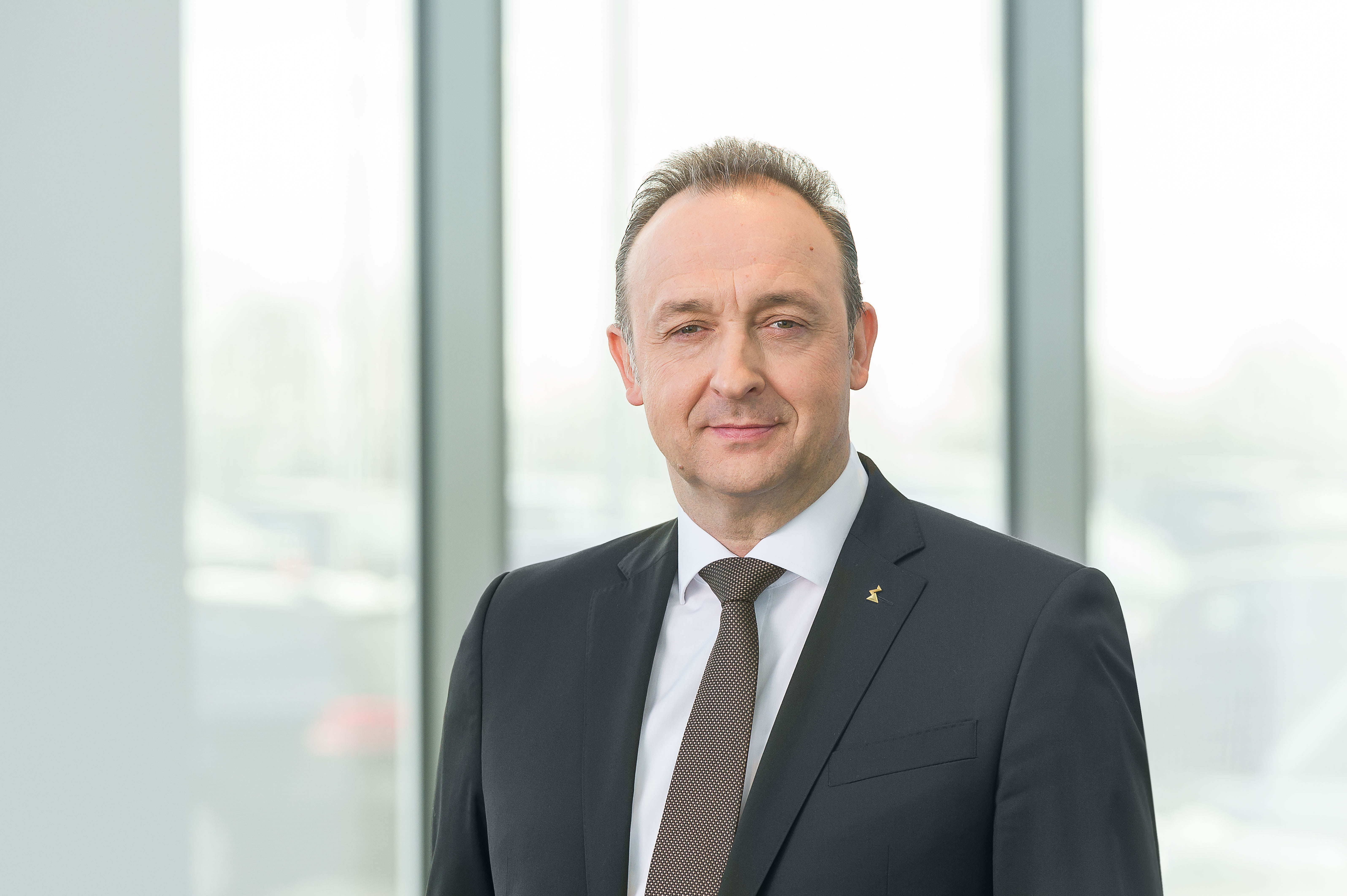 Finanz- und Personalvorstand Achim Curd Rägle Finanz- und Personalvorstand Achim Curd Rägle