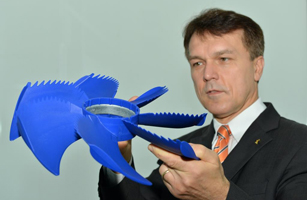 Peter Fenkl (CEO ZIEHL-ABEGG) presents bionic bio-fan Mann mit blauen Ventilator in den Händen