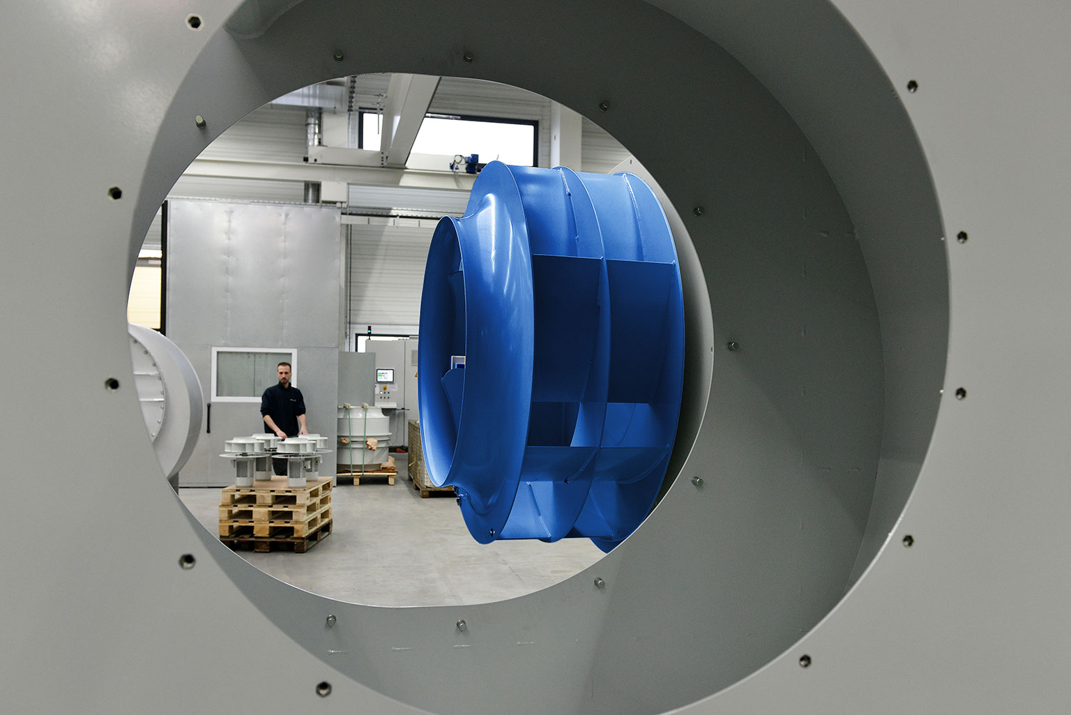 Ziehl-Abegg distinguishes itself not only from the engineering aspect but with Blue is also setting a visual highlight. In 2015 the Künzelsau-based fan and drive manufacturer grew its global turnover by approx. six percent to 448 million euros.