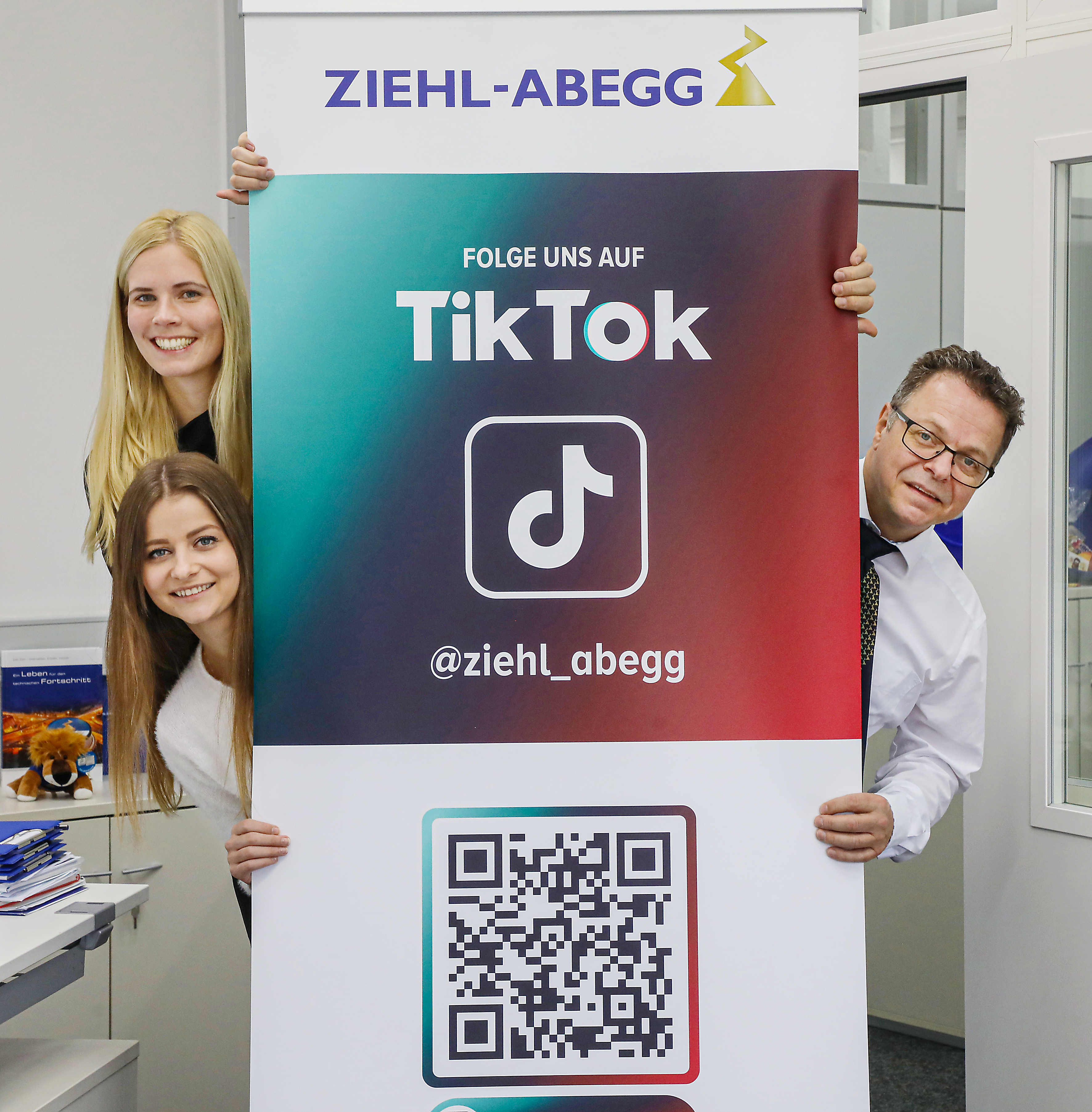 Das TikTok-Kernteam bei Ziehl-Abegg: Sophie Grill (links unten), Rebecca Amlung und Rainer Grill