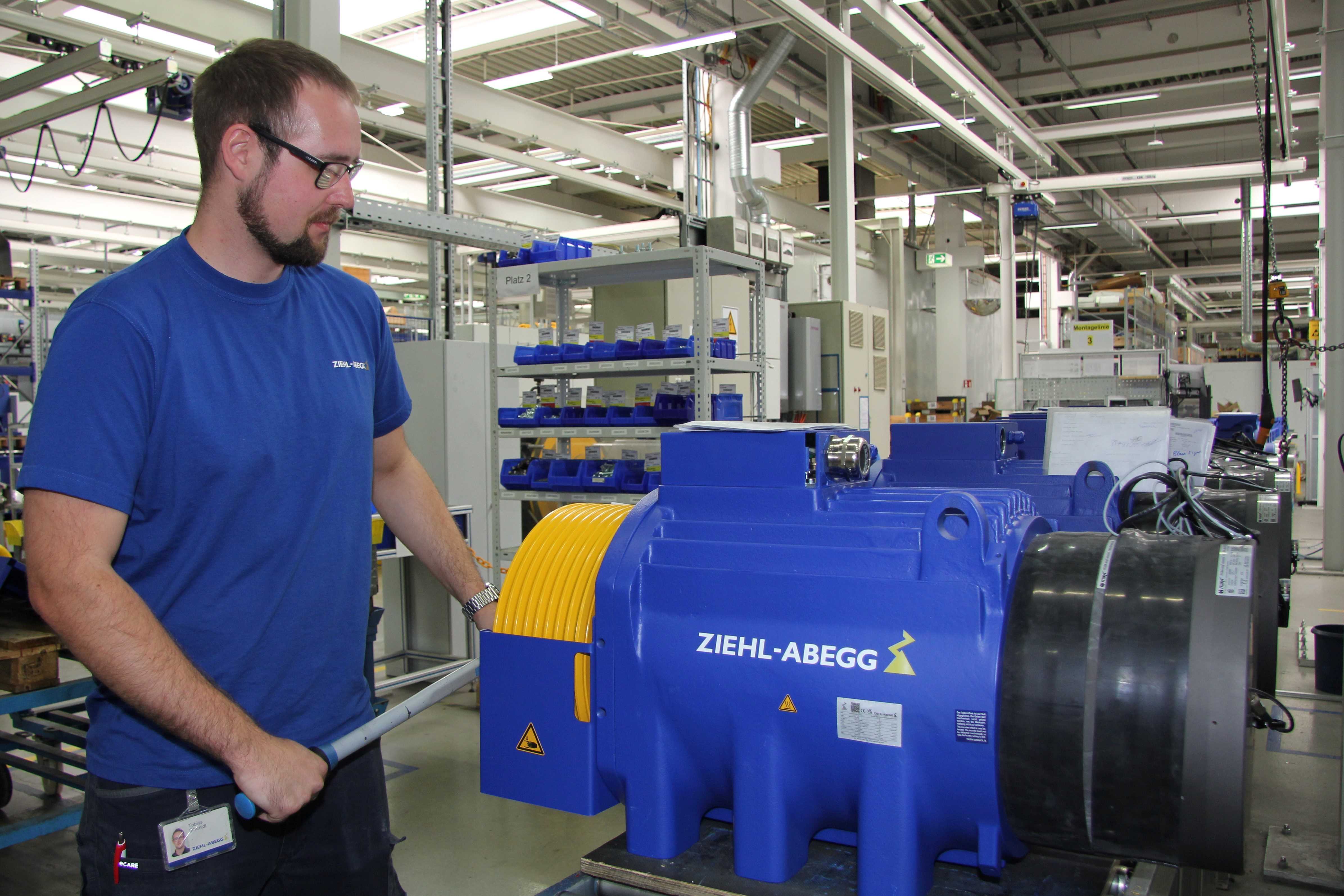 Attachement a traction sheave to an elevator machine Attachement a traction sheave to an elevator machine