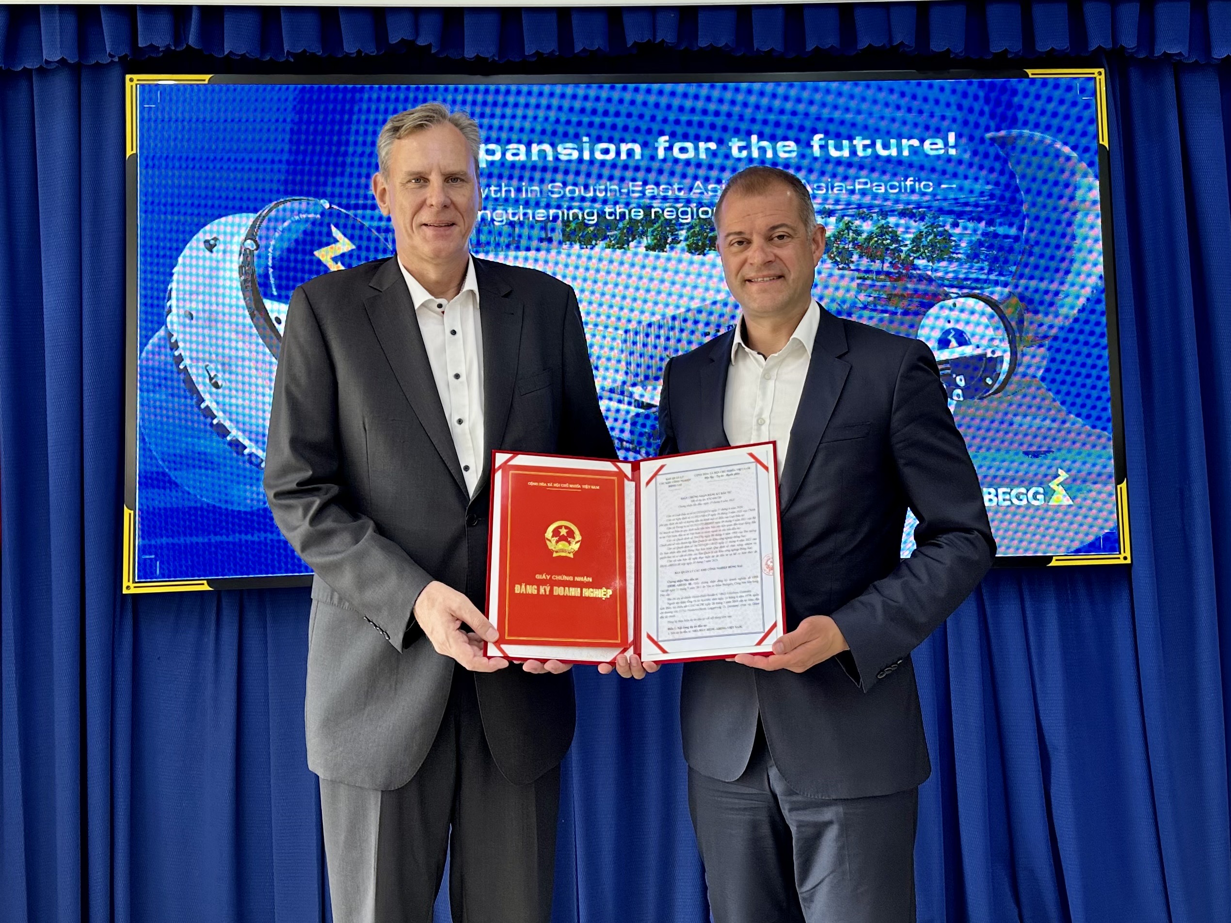 Alexander Reich (left), the new Managing Director of Ziehl-Abegg Vietnam, and Production Director Joachim Ley (COO) with the certificate of registration for the new company