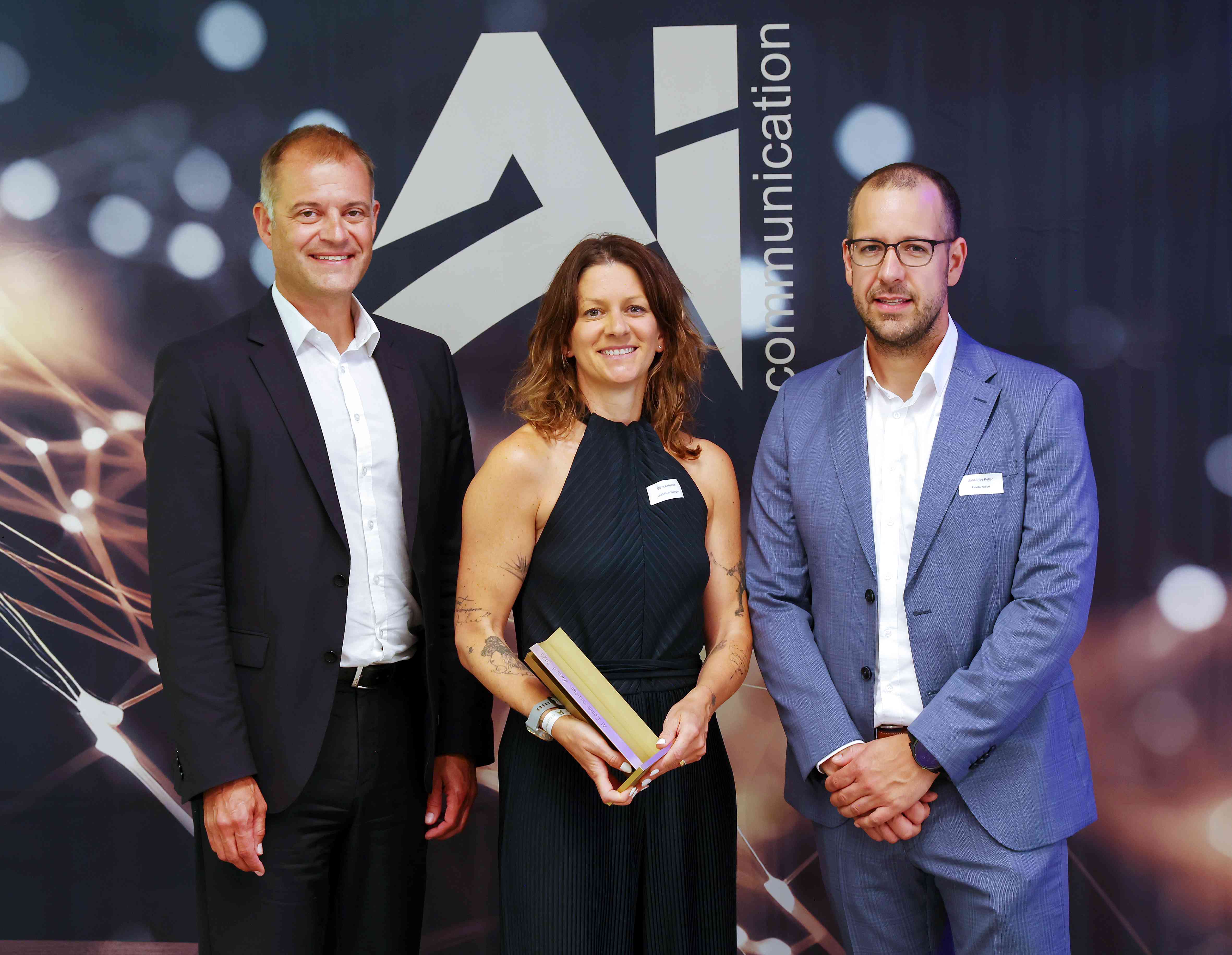 University Hospital Tübingen: Joachim Ley (CEO of Ziehl-Abegg, left) presents the award alongside jury chair Johannes Keller (right) to Bianca Hermle (University Hospital Tübingen).