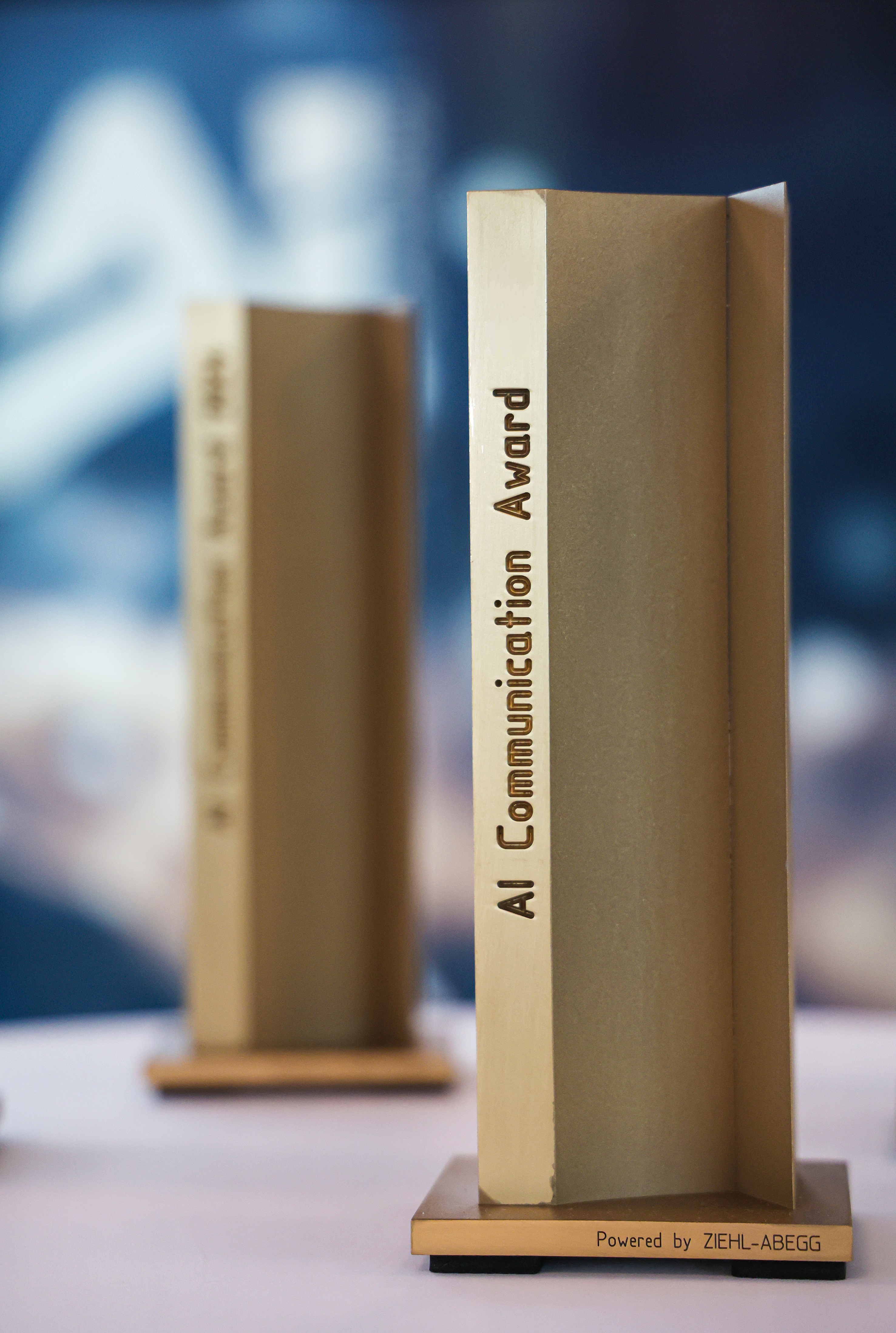 Diese mehr als 4 Kilogramm schwere Trophäe erhalten die Gewinner beim AI Communication Award