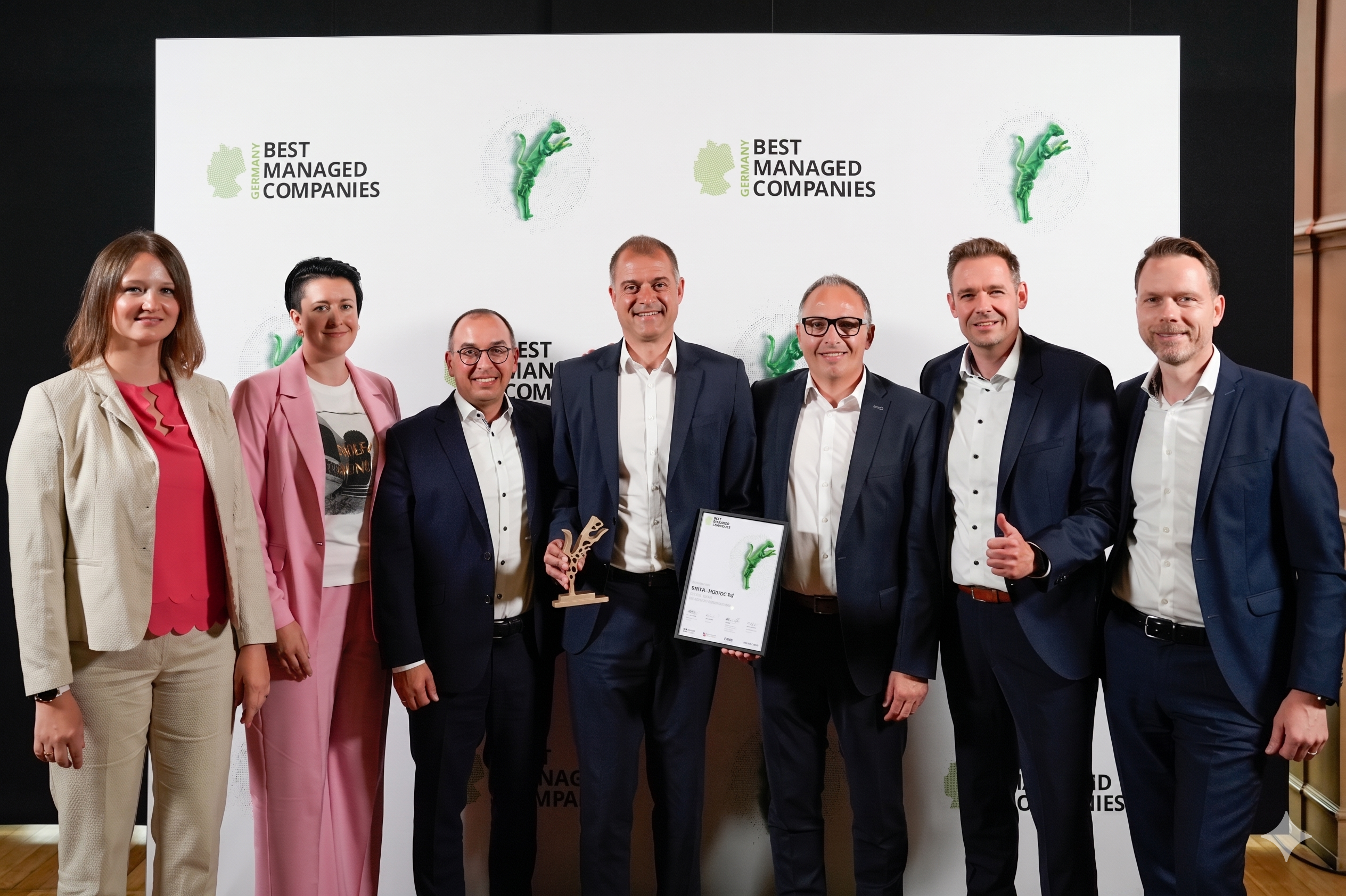 Führungskräfte von Ziehl-Abegg freuen sich über die Auszeichnung als „Best Managed Company“