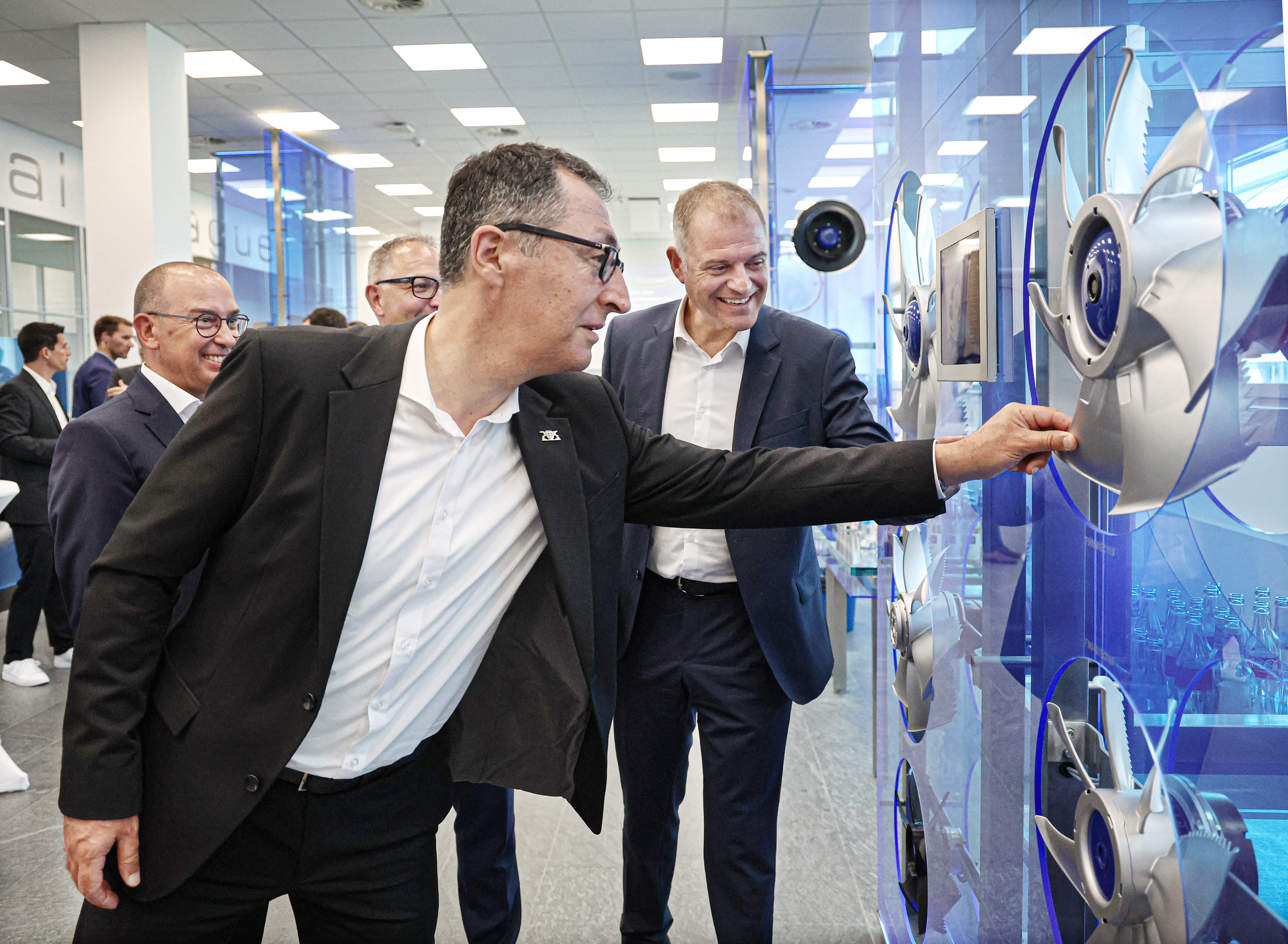 Baden-Württemberg's Minister-President Cem Özdemir (foreground) examines Ziehl-Abegg's biomimetic fan blades, whose design is inspired by structures found in nature. In the background (from right) are Chief Executive Officer Joachim Ley, Chief Financial Officer Marco Altherr and Chief Technology Officer Wolfgang Mayer.