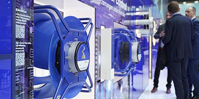 ZIEHL-ABEGG ist Sponsor von Innovationsförderungen ZIEHL-ABEGG Ventilatoren vorne, hinten sprechende Personen