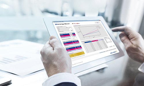 Software ZAenergy ZAernegy auf einem in Händen gehaltenen Tablet