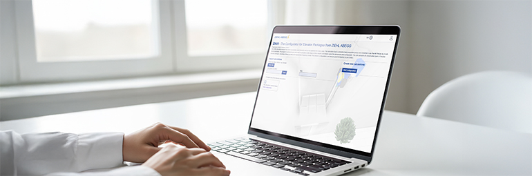 ZAlift Web Person vor einem Computer mit ZAlift Web geöffnet