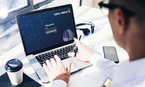 Software ZAupdate Person vor Laptop mit Startbildschirm von ZAupdate