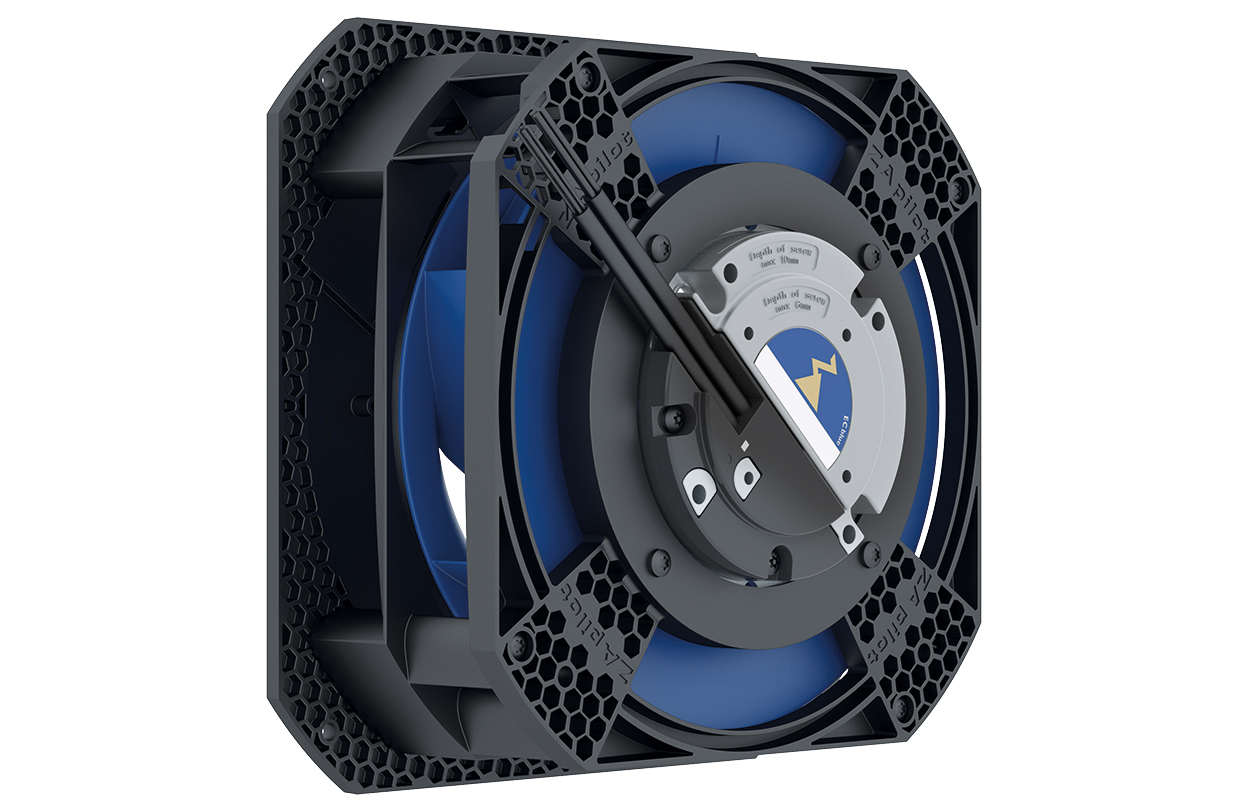 Radialventilator ZApilot ECblue Radialventilator ZApilot mit blauem Laufrad und ECblue Motor Rückseite 45 Grad gedreht