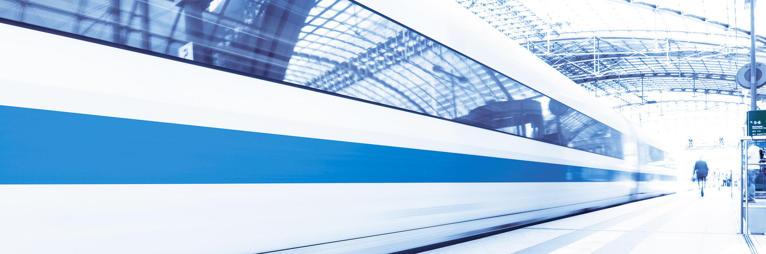 Deutsche Bahn ICE in Bahnhof in blauem Design 